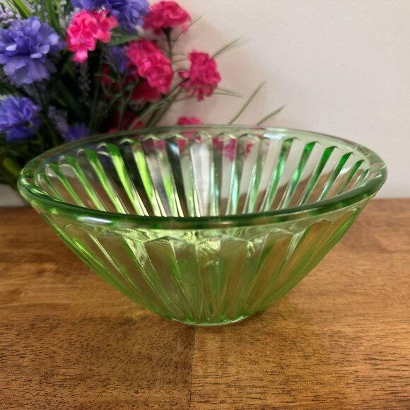 Vintage Green Depression Glass Bowl Ribbed Starburst Pattern Art Deco Style - Picture 1 of 7